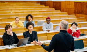 Studenten und Studentinnen im Hörsaal